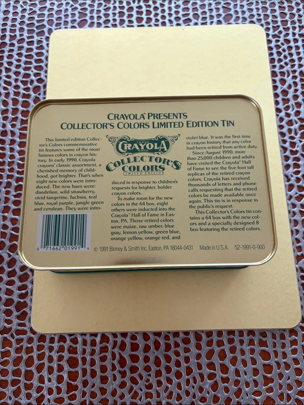 Vintage 1991 Crayola collectors colors tin with 72 crayons